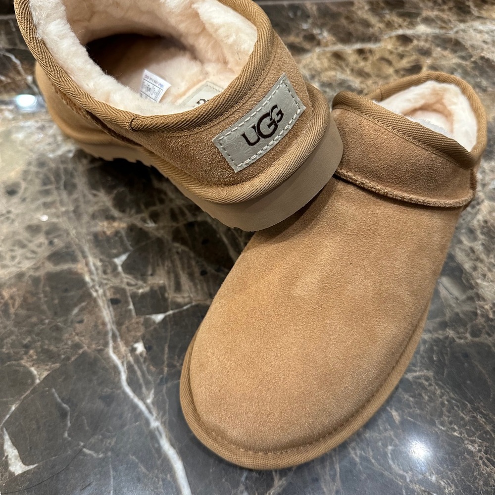 NWT UGG Slip On Mules 8